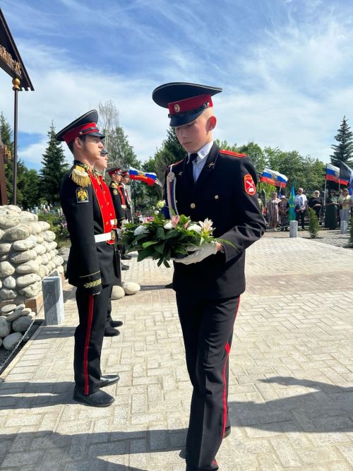 На аллее участников СВО в Чистополе установили и освятили Поклонный крест