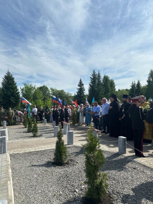 На аллее участников СВО в Чистополе установили и освятили Поклонный крест
