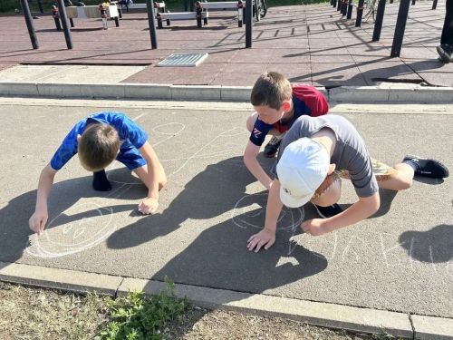 В центре «Ватан» прошёл фестиваль рисунков на асфальте в преддверии Дня защиты детей
