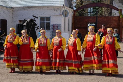 В Чистополе открылась «Купеческая усадьба»: верблюд, свечи и печь с блинами