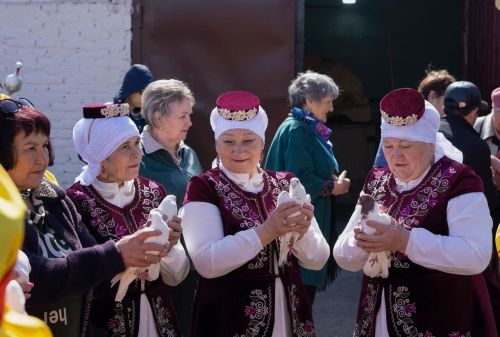 В Чистополе открылась «Купеческая усадьба»: верблюд, свечи и печь с блинами