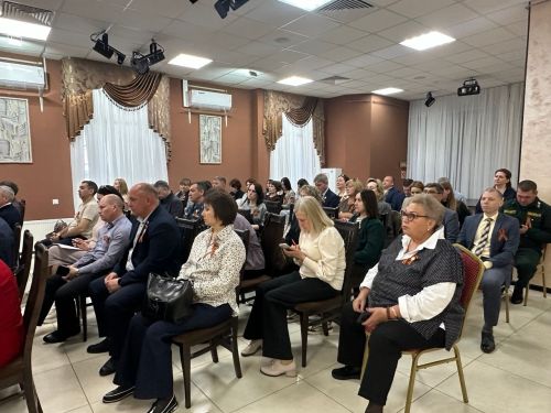Эдуард Хасанов провел аппаратное совещание: подготовка к 9 Мая, итоги работы ТФ ОМС и оперативная обстановка