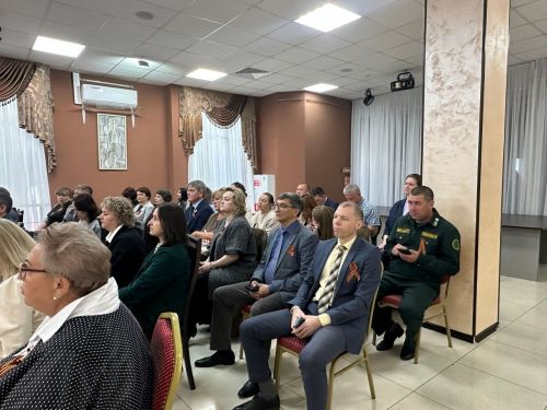 Эдуард Хасанов провел аппаратное совещание: подготовка к 9 Мая, итоги работы ТФ ОМС и оперативная обстановка