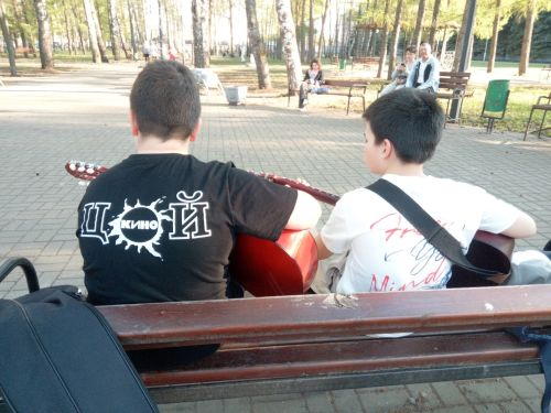 В чистопольском сквере «Молодёжный» открыли музыкальный сезон песнями Виктора Цоя