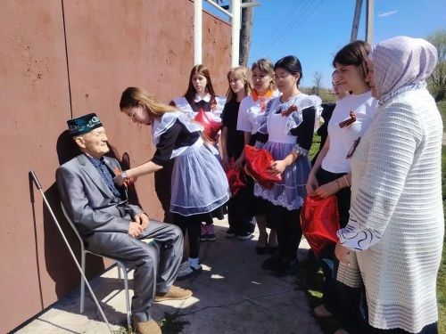 «Парад у дома», подарки, поздравления: в Чистопольском районе чествовали труженика тыла