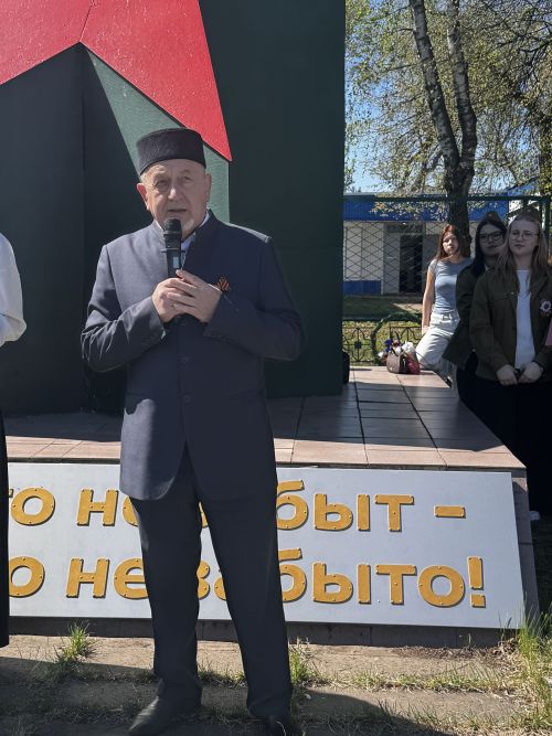 В Чистополе у мемориала в микрорайоне Автовокзал прошёл торжественный митинг в честь 81-й годовщины Победы