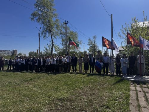 В Чистополе у мемориала в микрорайоне Автовокзал прошёл торжественный митинг в честь 81-й годовщины Победы