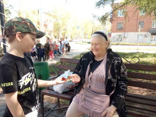 Маленькие чистопольцы раздали прохожим Георгиевские ленты в сквере «Молодёжный»