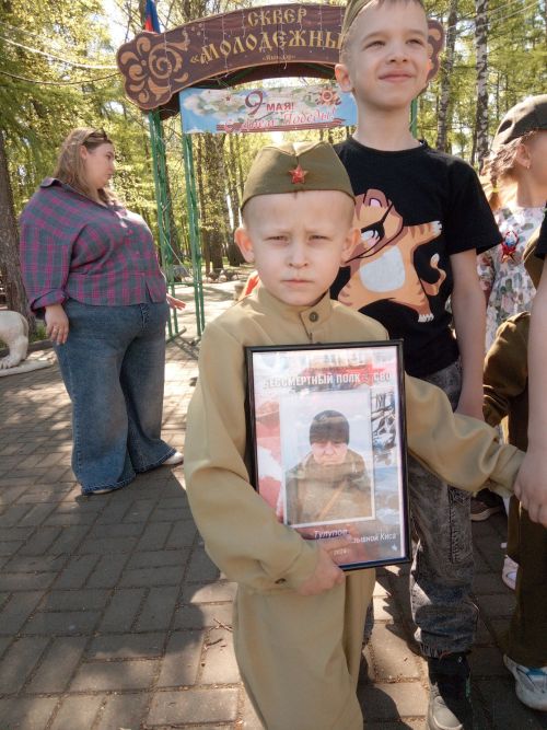 Маленькие чистопольцы раздали прохожим Георгиевские ленты в сквере «Молодёжный»