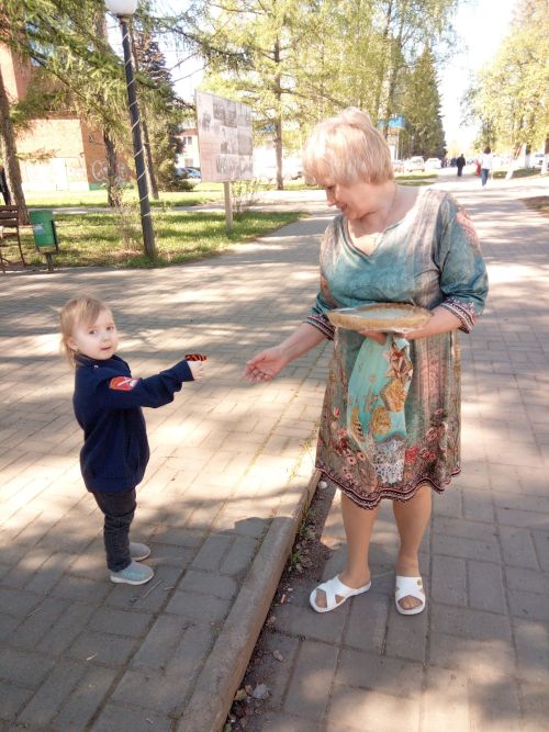 Маленькие чистопольцы раздали прохожим Георгиевские ленты в сквере «Молодёжный»