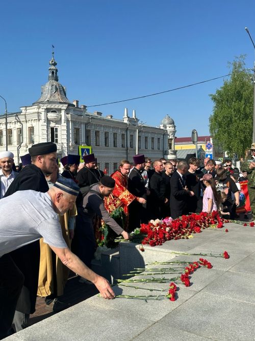 Накануне Дня Победы в Чистополе представители епархии и мухтасибата возложили венки к мемориалу «Вечный огонь»