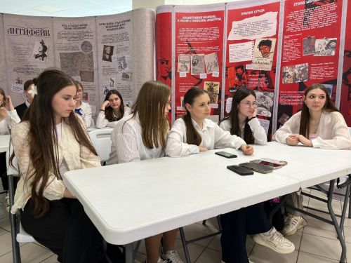 В Молодёжном центре прошла военно-патриотическая игра «Минувших лет живая память»