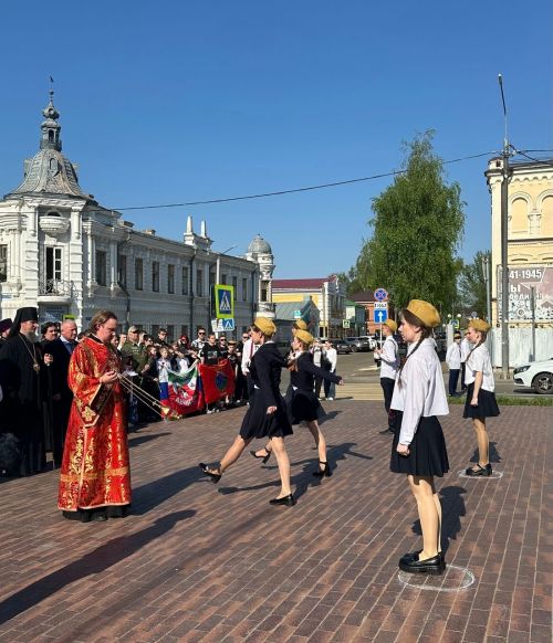 Накануне Дня Победы в Чистополе представители епархии и мухтасибата возложили венки к мемориалу «Вечный огонь»
