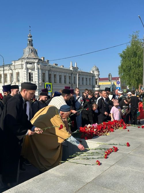 Накануне Дня Победы в Чистополе представители епархии и мухтасибата возложили венки к мемориалу «Вечный огонь»