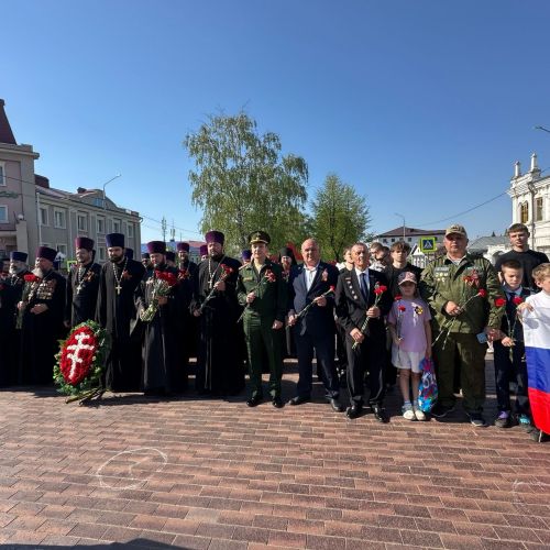 Накануне Дня Победы в Чистополе представители епархии и мухтасибата возложили венки к мемориалу «Вечный огонь»