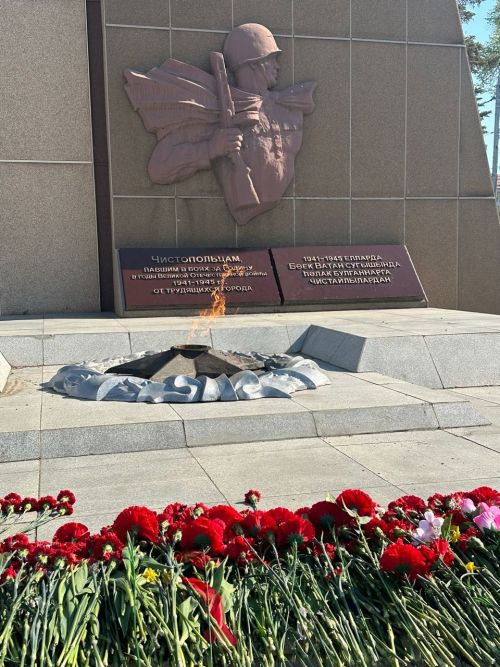 Накануне Дня Победы в Чистополе представители епархии и мухтасибата возложили венки к мемориалу «Вечный огонь»