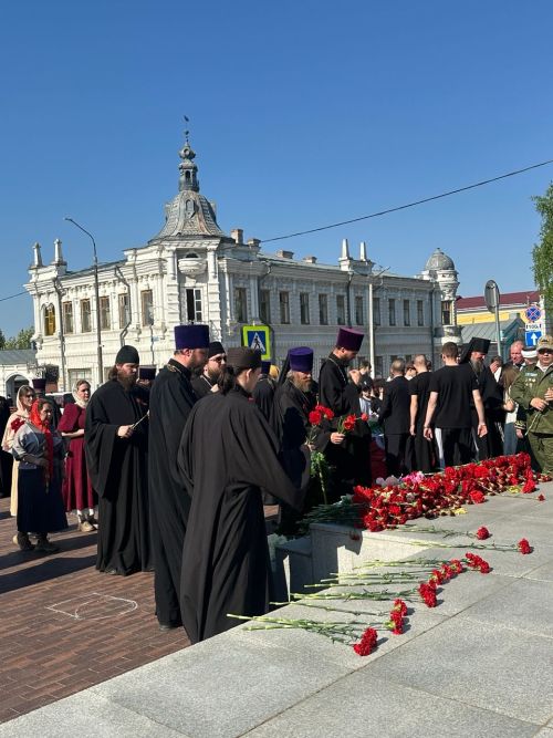 Накануне Дня Победы в Чистополе представители епархии и мухтасибата возложили венки к мемориалу «Вечный огонь»