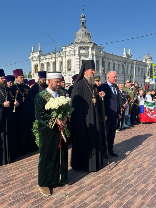 Накануне Дня Победы в Чистополе представители епархии и мухтасибата возложили венки к мемориалу «Вечный огонь»