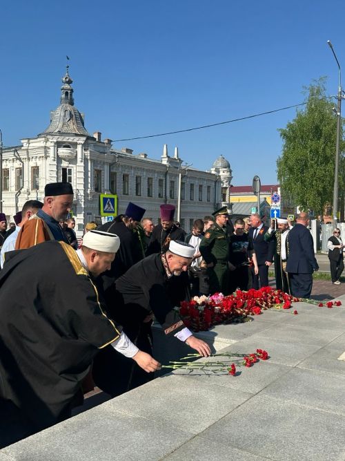 Накануне Дня Победы в Чистополе представители епархии и мухтасибата возложили венки к мемориалу «Вечный огонь»