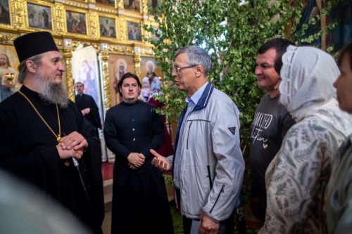 В День Святого Духа епископ Пахомий совершил Литургию в Никольском соборе