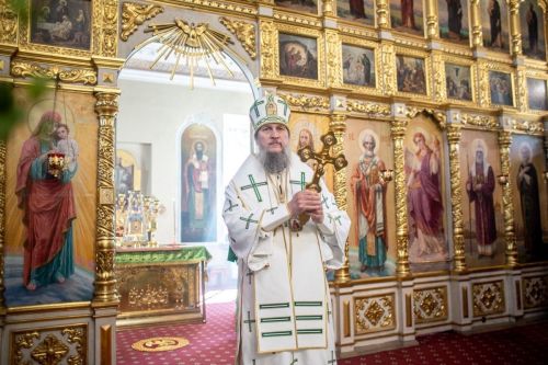 В День Святого Духа епископ Пахомий совершил Литургию в Никольском соборе