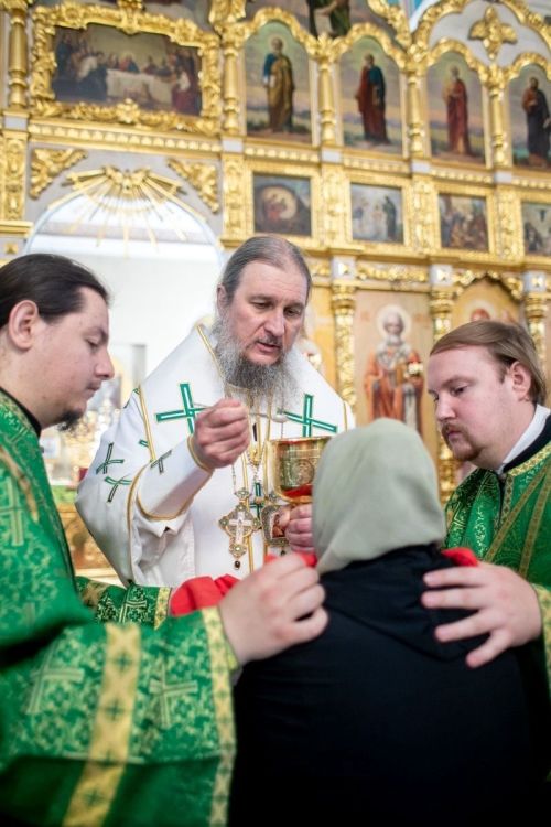 В День Святого Духа епископ Пахомий совершил Литургию в Никольском соборе