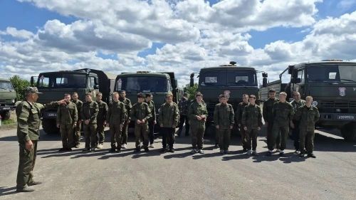 В Чистополе курсанты ДОСААФ прошли маршем военной техники в День военного водителя