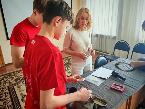 Сотрудники музея-заповедника провели для воспитанников детского дома урок Мужества «Экспонаты рассказывают о войне»