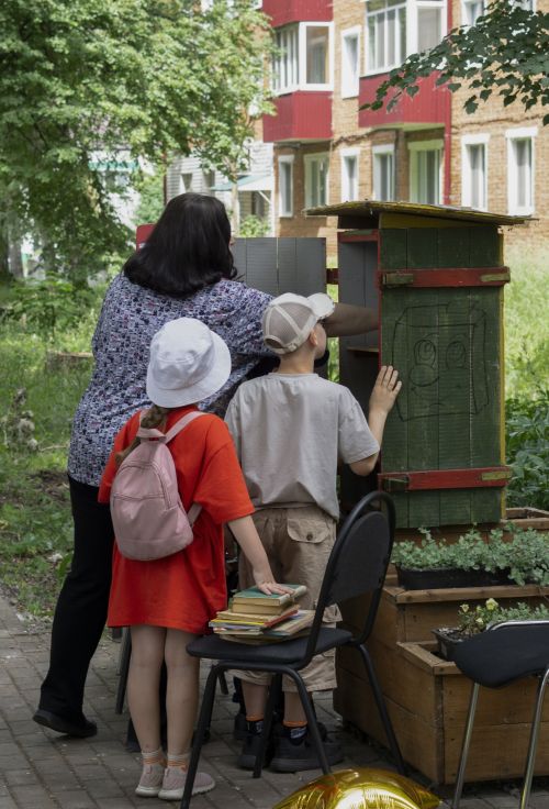 В сквере речников Чистополя открылся летний сезон работы уличной библиотеки «Книжный домик»