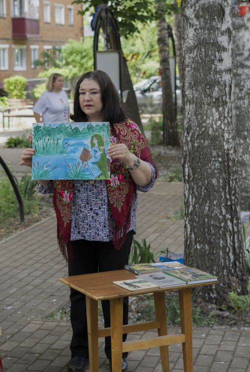 В сквере речников Чистополя открылся летний сезон работы уличной библиотеки «Книжный домик»