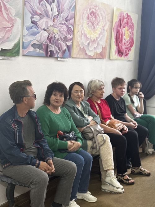 Выставка «Цветения пора»: 19 полотен в технике флюид-арт представлены в Чистополе