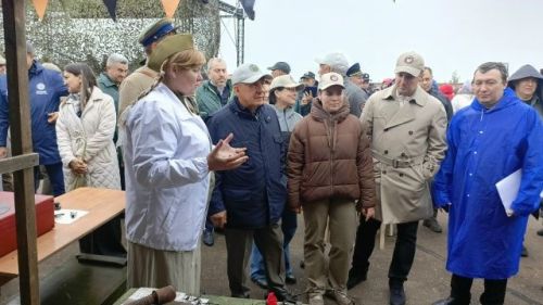 Раис Татарстана оценил экспозицию чистопольских кадетов на фестивале «Элбэдэн»