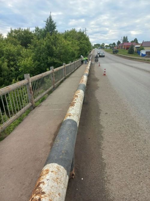 В Чистополе коммунальные службы приступили к обновлению мостовых ограждений