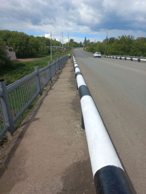 В Чистополе коммунальные службы приступили к обновлению мостовых ограждений