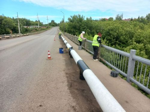 В Чистополе коммунальные службы приступили к обновлению мостовых ограждений
