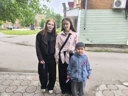 Триколор на улицах города: «Рубеж» вручил чистопольцам символы России в честь Дня страны