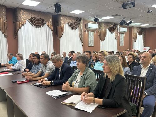 Эдуард Хасанов провел аппаратное совещание: соцзащита, АПК и правопорядок в центре внимания