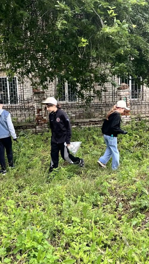 Юные чистопольцы привели в порядок территорию у исторической «Таш мәчёт»
