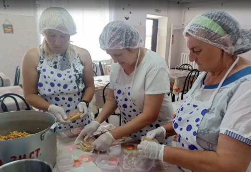 Волонтёры Чистопольского дома социального обслуживания приготовили чак-чак для участников СВО