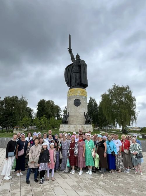 Чистопольские паломники прикоснулись к святыням Владимирской митрополии