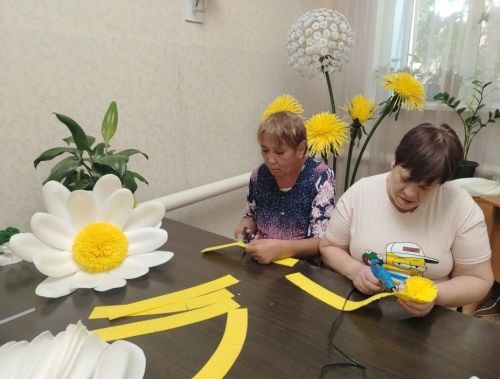 В чистопольском доме-интернате прошёл мастер-класс по созданию ромашек