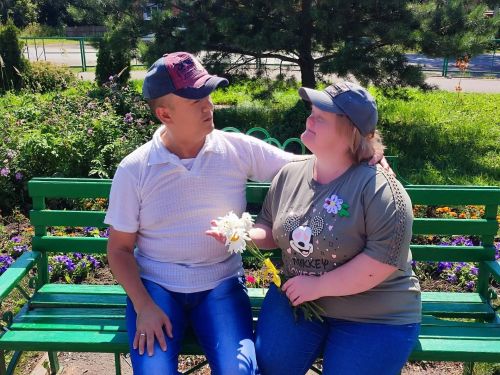 Воспитанники чистопольского дома-интерната отметили День семьи, любви и верности прогулкой по скверу