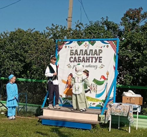 «Мостик между поколениями»: семья Гарифуллиных провела детский Сабантуй во дворе своего дома в Тат Адельшино