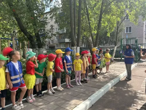 Светофорның туган көнендә Чистай балалары юл йөрү кагыйдәләре турында искә төшерделәр