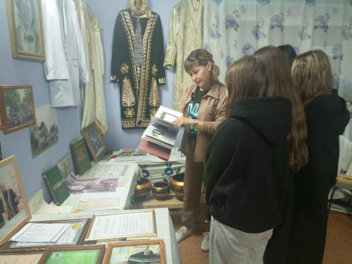 В селе Чистопольского района молодежь познакомилась с экспозицией о земляке-артисте Рашите Сулейманове