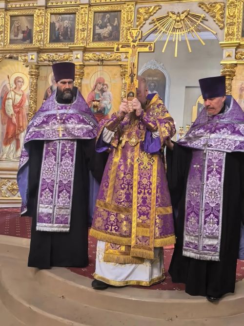 Епископ Филарет совершил вечернее богослужение в Свято-Никольском соборе в канун праздника Креста