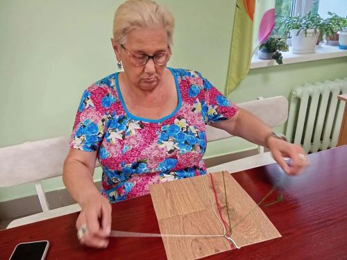 В чистопольском доме-интернате прошёл мастер-класс «Браслет дружбы»