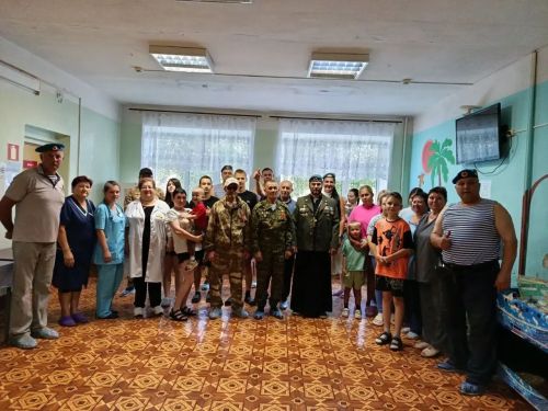 Священник и ветераны ВДВ навестили юных пациентов Чистопольской ЦРБ