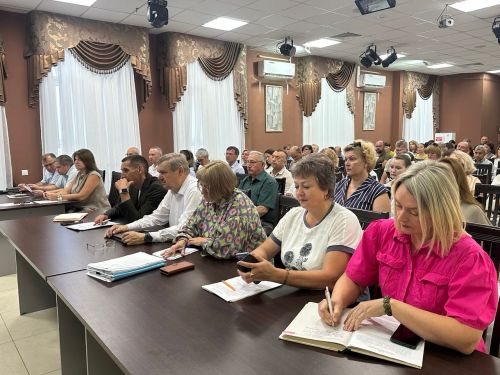 Дмитрий Иванов провёл еженедельную планёрку: назначение, уборка урожая, молодежь, благотворительность