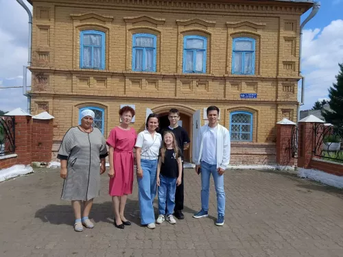 Тумышы белән Яуширмә авылыннан булган Габделхәй Хөснуллинның оныгы Елена Казакова, туганлык җепләрен эзләп, Чистай якларына кайтты (2нче өлеш)